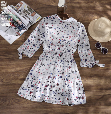 淘寶女裝攝影 平鋪掛拍與木板背景的電商拍攝技巧