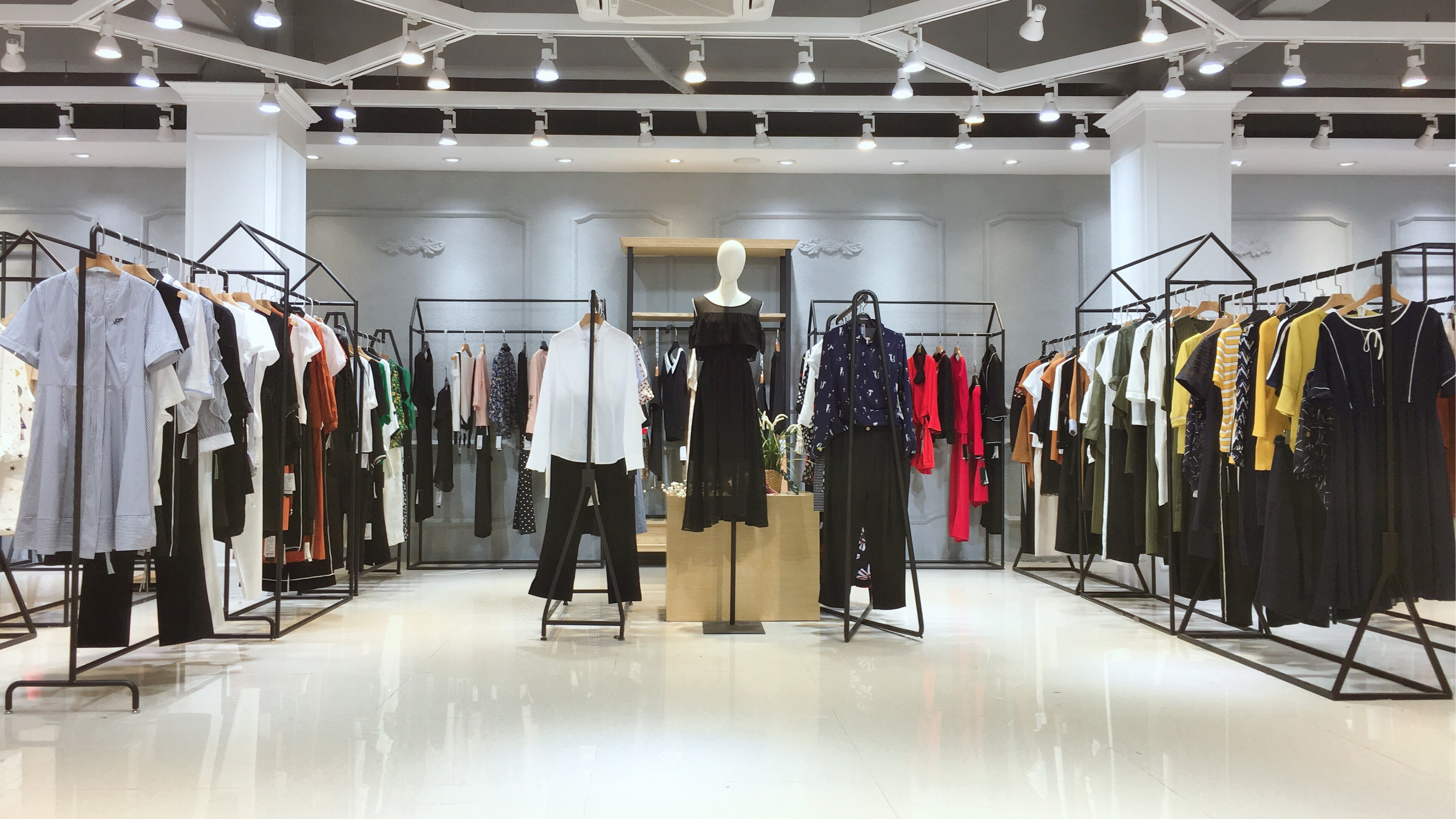 品牌折扣女裝店如何選擇貨品風格